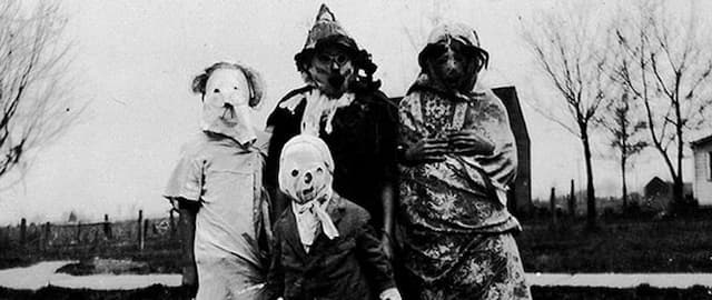 14 Creepy and Utterly Bizarre Vintage Halloween Costumes