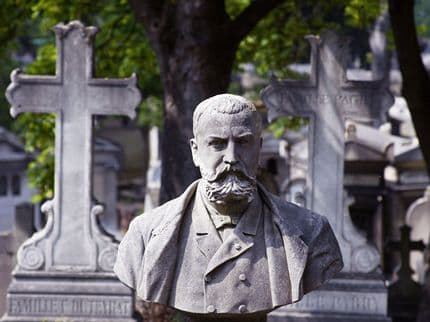 9 Haunting Graves in Père Lachaise